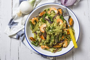 Deniz ürünleri ile yeşil tagliatelle. Midye; Karides