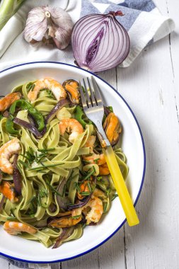 Deniz ürünleri ile yeşil tagliatelle. Midye; Karides