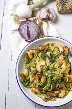 Deniz ürünleri ile yeşil tagliatelle. Midye; Karides