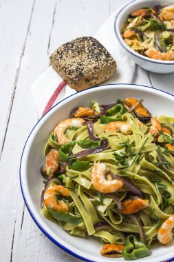 Deniz ürünleri ile yeşil tagliatelle. Midye; Karides