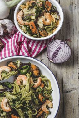 Deniz ürünleri ile yeşil tagliatelle. Midye; Karides