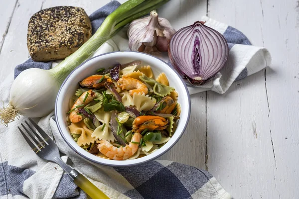 Italienische Pasta mit Meeresfrüchten. Muscheln; Garnelen — Stockfoto