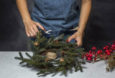 Elinde hediye kutusu olan genç bir kadın.