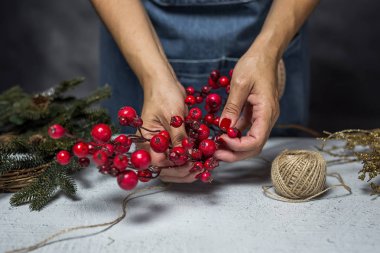 Elinde hediye kutusu olan genç bir kadın.