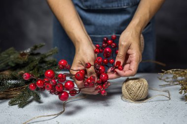 Elinde hediye kutusu olan genç bir kadın.