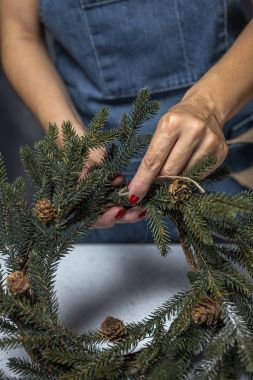 Elinde hediye kutusu olan genç bir kadın.