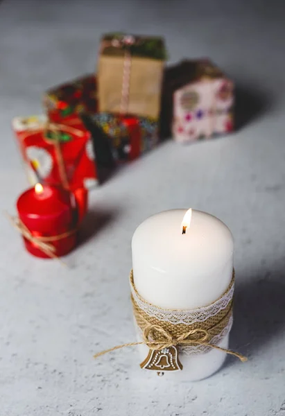 Kerstmis achtergrond met versieringen en geschenkdozen op houten b — Stockfoto
