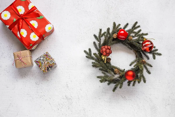 Fondo de Navidad con decoraciones y cajas de regalo en madera b — Foto de Stock