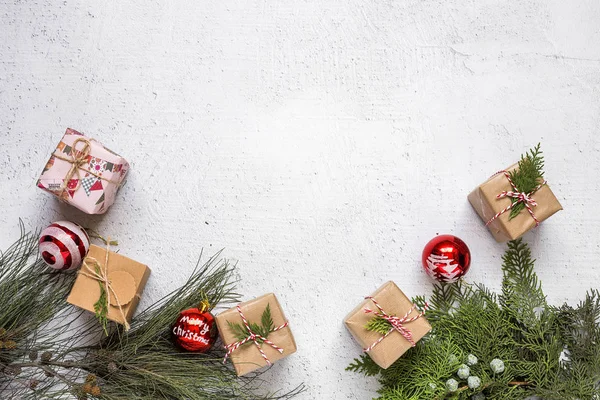 Fondo de Navidad con decoraciones y cajas de regalo en madera b — Foto de Stock