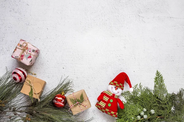 Fondo de Navidad con decoraciones y cajas de regalo en madera b — Foto de Stock