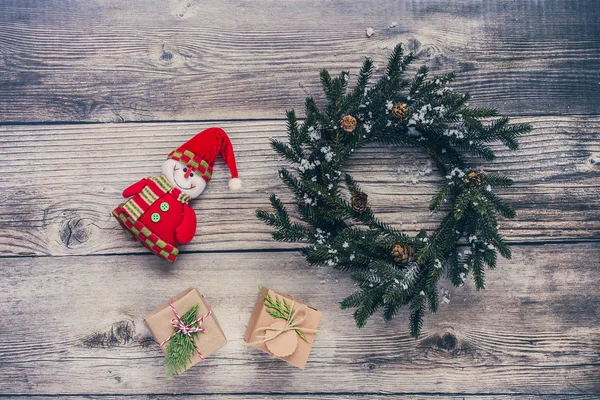 Fondo de Navidad con decoraciones y cajas de regalo en madera b — Foto de Stock