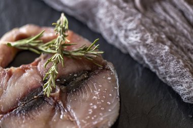 Ham orkinos biftek plaka ve ahşap masa