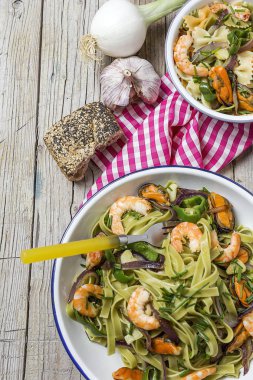 Deniz ürünleri ile yeşil tagliatelle. Midye; Karides