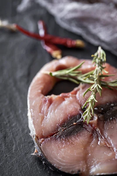 Bife de atum cru em prato e mesa de madeira — Fotografia de Stock