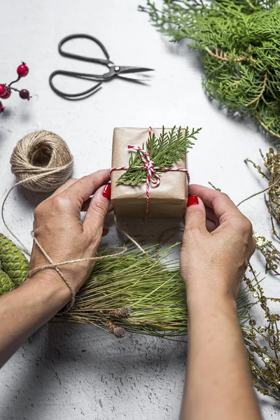 Mujer joven sosteniendo caja de regalo —  Fotos de Stock