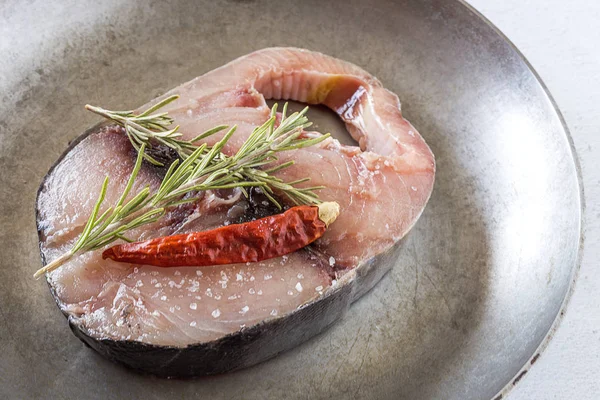 Rå tonfiskbiff på plattan och träbord — Stockfoto
