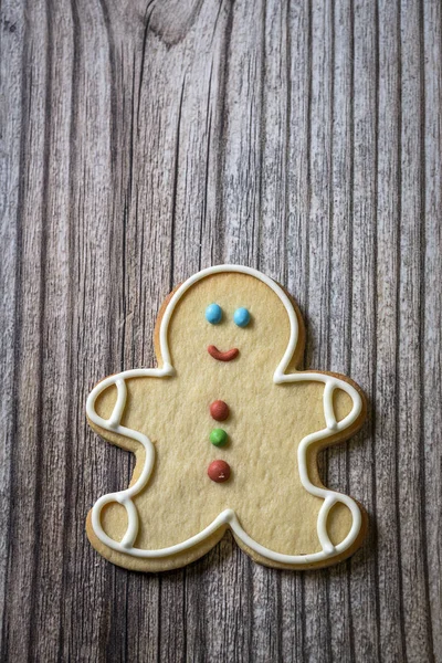 Biscoitos de Natal na mesa de madeira — Fotografia de Stock