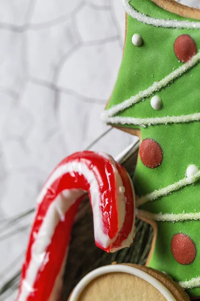 Biscoitos de Natal na mesa de madeira — Fotografia de Stock