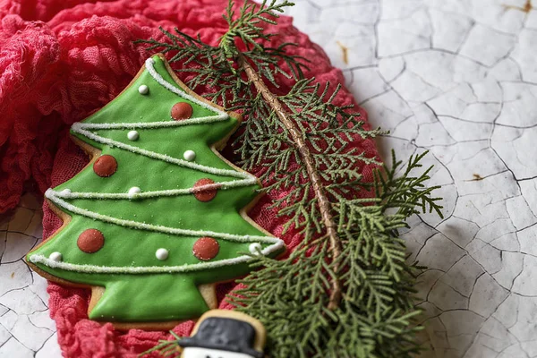 Biscoitos de Natal na mesa de madeira — Fotografia de Stock