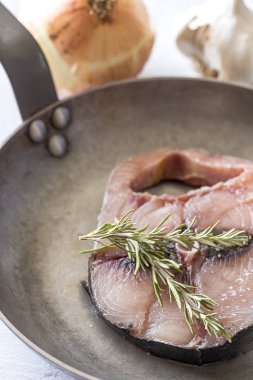 Ham orkinos biftek plaka ve ahşap masa