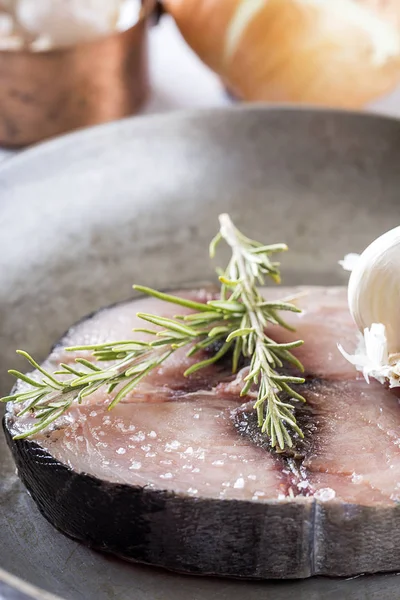 Bistecca di tonno crudo su piatto e tavola di legno — Foto Stock