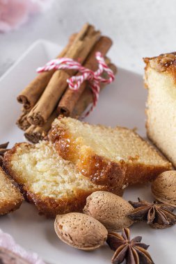 Ev yapımı kek tarçın ve badem