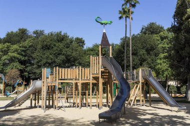 bir parkta çocuklar için oyun alanı