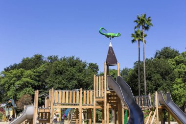 bir parkta çocuklar için oyun alanı