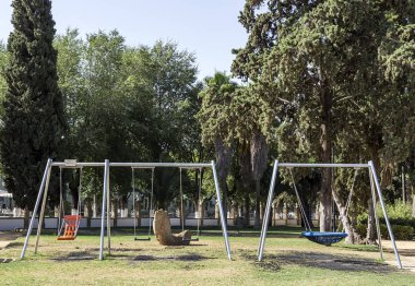bir parkta çocuklar için oyun alanı