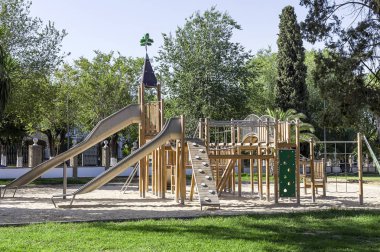 bir parkta çocuklar için oyun alanı