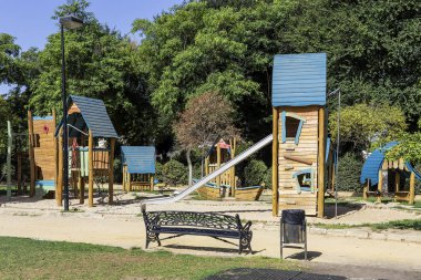 bir parkta çocuklar için oyun alanı