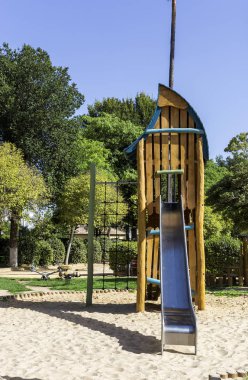 bir parkta çocuklar için oyun alanı