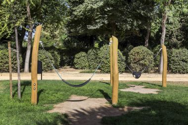 bir parkta çocuklar için oyun alanı