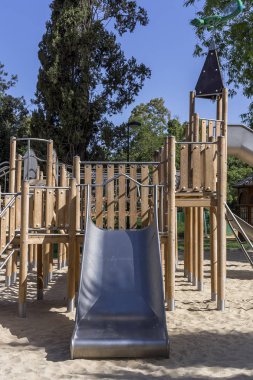 bir parkta çocuklar için oyun alanı