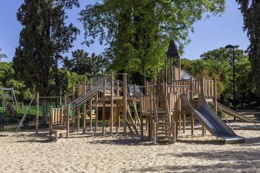 bir parkta çocuklar için oyun alanı