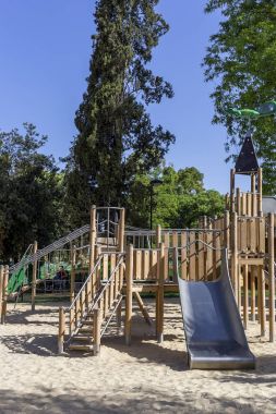 bir parkta çocuklar için oyun alanı