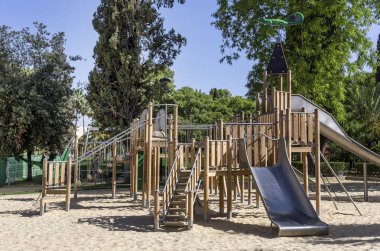 bir parkta çocuklar için oyun alanı