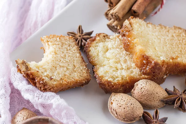 Gâteau à la cannelle fait maison et amandes — Photo