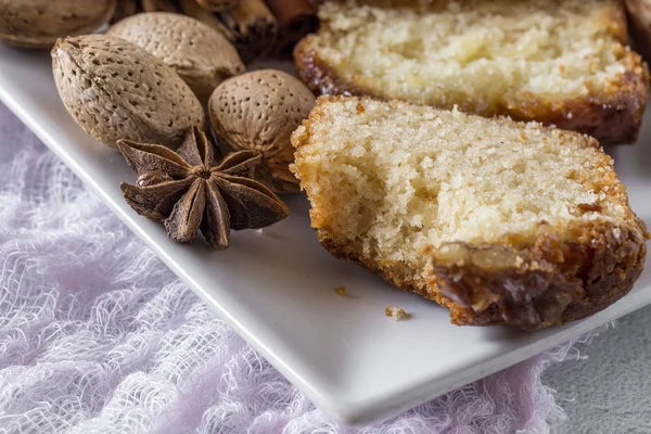 Gâteau à la cannelle fait maison et amandes — Photo