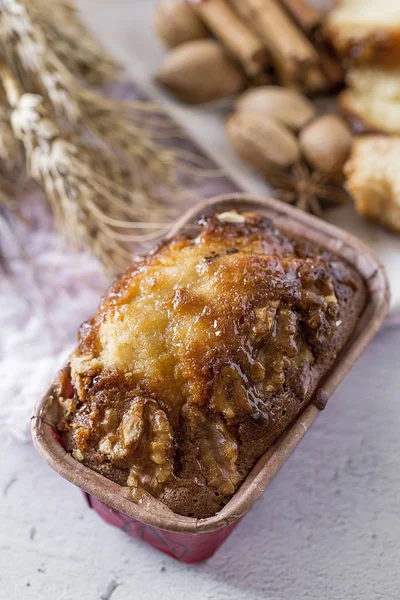 Ev yapımı kek tarçın ve badem