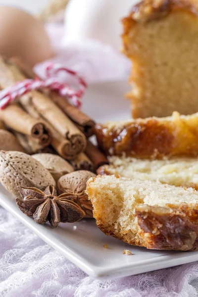 Ev yapımı kek tarçın ve badem