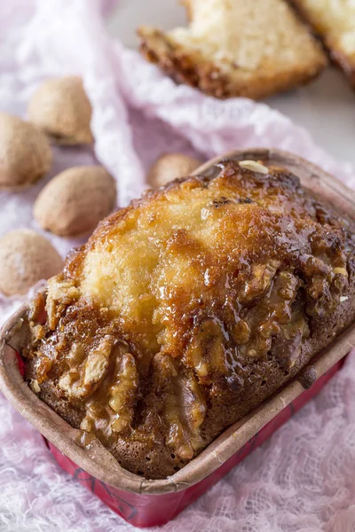 Gâteau à la cannelle fait maison et amandes — Photo