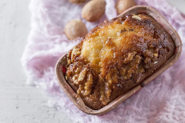 Gâteau à la cannelle fait maison et amandes — Photo