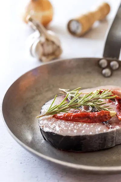 Bistecca di tonno crudo su piatto e tavola di legno — Foto Stock