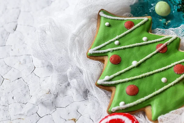 Biscoitos de Natal na mesa de madeira — Fotografia de Stock