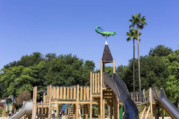 bir parkta çocuklar için oyun alanı