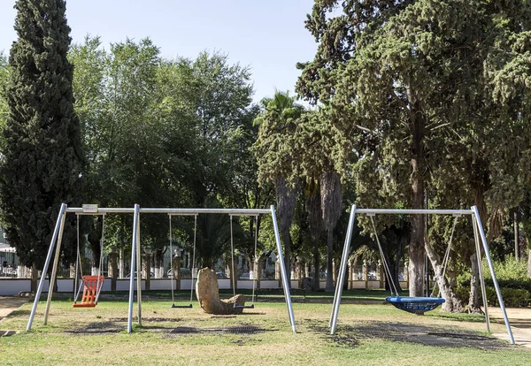 Parque infantil para niños en un parque — Foto de Stock