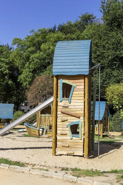 Lekplats för barn i en park — Stockfoto