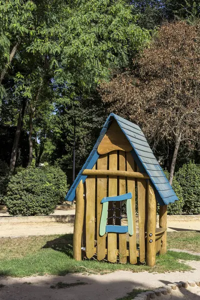 Parque infantil para crianças em um parque — Fotografia de Stock