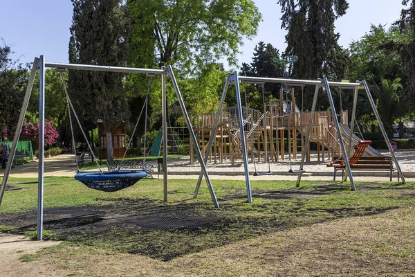 Parque infantil para niños en un parque —  Fotos de Stock